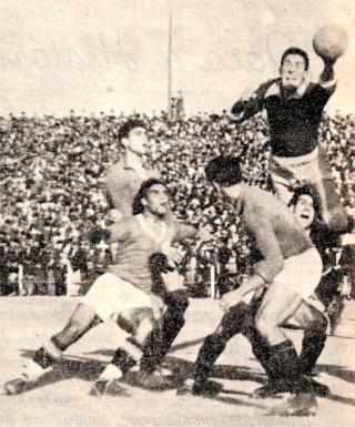 Manuel Capela, guarda-redes internacional, numa espectacular defesa durante um Belenenses-Benfica.