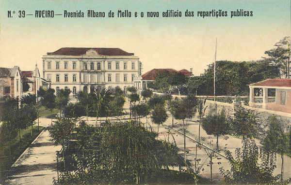 N. 39 - Aveiro Avenida Albano de Mello e o novo edificio das reparticoes publicas - Editor BAPTISTA MOREIRA, Aveiro - SD - Dim. 13,8x8,9 cm. - Col. FMSarmento.