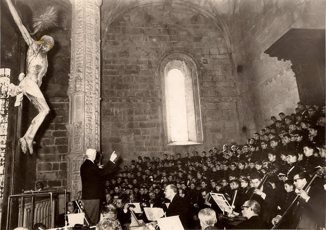 Jaime da Silva dirigindo o Coro dos Alunos do Colgio Militar na missa do 166 Aniversrio do Colgio (3 de Maro de 1969). Clicar para ampliar.