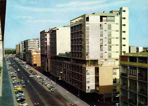 N. 31 - LUANDA Av. dos Combatentes Grande Guerra - Edio Elmar, Luanda - S/D - Dimenses: 14,85x10,6 cm. - Col. Manuel Bia (1970)