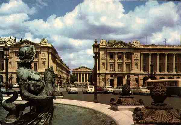 N. 881 - Une des fontaines de la Place de la Concorde, rue Royale et la Madeleine - Col. Messager - Dimenses: 14,9x10,3 cm. - Col. HJCO (1967).