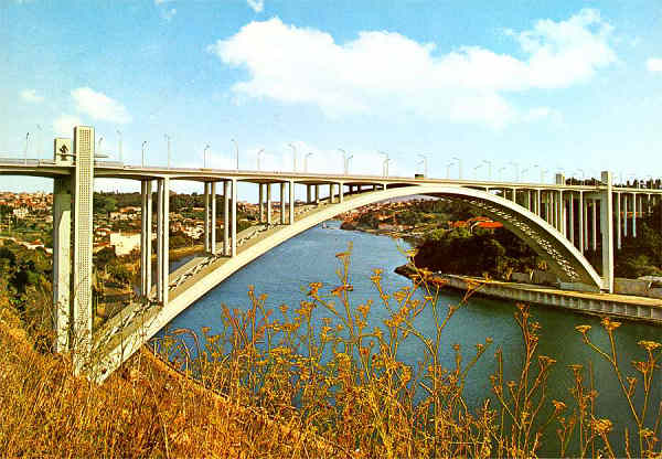 N. 864 - PORTO-PORTUGAL: Ponte da Arrbida - Edio do Centro de Caridade N Sr do Perptuo Socorro, Porto - S/D - Dimenses: 15x10,3 cm. - Col. Manuel Bia.