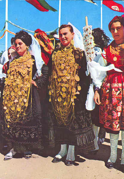 N. 106/A - MINHO PORTUGAL. Festa do traje. Raparigas de Cardielos - Edio Centro de Caridade "Nossa Senhora do Perptuo Socorro", PORTO - S/D - Dimenses: 14,9x10,1 cm. - Col. Ftima Bia.