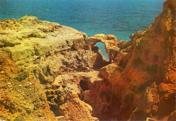 N. 1057 - ALGARVE-Portugal Algar Seco (Grutas) - Edio CMER, Trav. do Alecrim, 1 Tel. 328775 Lisboa - S/D - Dimenses: 15x10,4 cm. - Col. HJCO (Circulado em 1973).