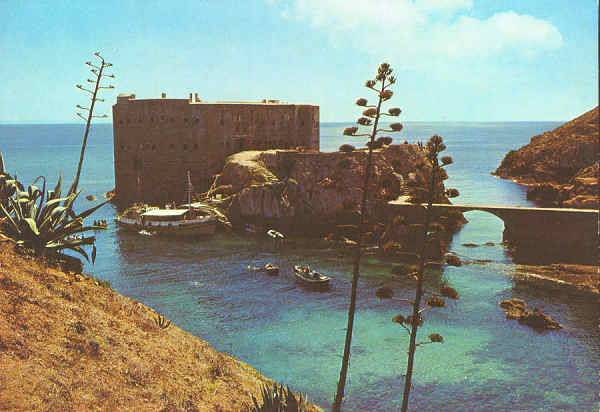 N. 25 - BERLENGA Portugal Forte de S. Joo Baptista e Cais de embarque - Coleco Regional de Peniche - S/D - Dimenses: 15x10 cm. - Col. Manuel Bia.