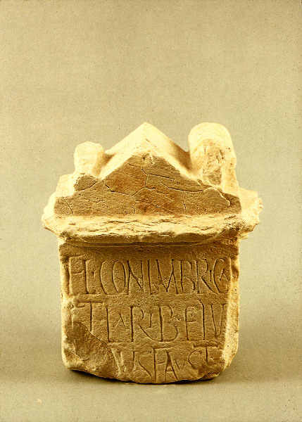 N. 48 - MUSEU MONOGRFICO DE CONMBRIGA. Altar dedicado a Flvia Conimbriga e aos seus Lares. Fim do sc. 1 incio do 2 - Fotgrafo DELFIM FERREIRA - Impressores EDARTE, Porto - SD - Dim. 14,6x10,5 cm. - Col. Ftima Bia.