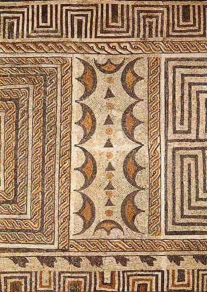 N. 69 - MUSEU MONOGRFICO DE CONMBRIGA. Casa dos repuxos. Peristilo. Pormenor do mosaico. Sc. 3 d. C. - Fotgrafo DELFIM FERREIRA - Impressores EDARTE, Porto - SD - Dim. 14,6x10,5 cm. - Col. Ftima Bia.