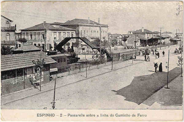 N 2 - ESPINHO - Passarelle sobre a linha do Caminho de Ferro - Edio da Tabacaria Rodrigues, Porto - SD - Dim. 9,3x14 cm. - Col. Jaime da Silva (Circulado em 1920).