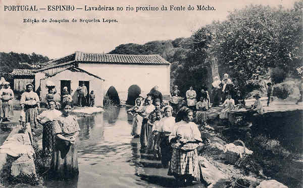 SN - Portugal. Espinho. Lavadeiras no rio prximo da Fonte do Mocho - Editor Joaquim de Sequeira Lopes, 1915 - Dim. 14x9 cm - Col.Miguel Chaby