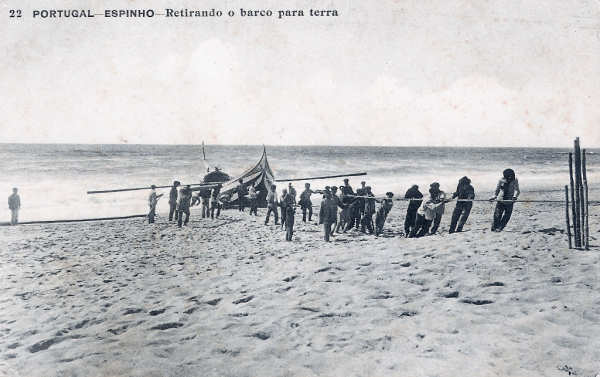 N 22 - Portugal. Espinho. Retirando o barco para terra - Editor no identificado - Dim. 140x90 mm - Col. M. Chaby.