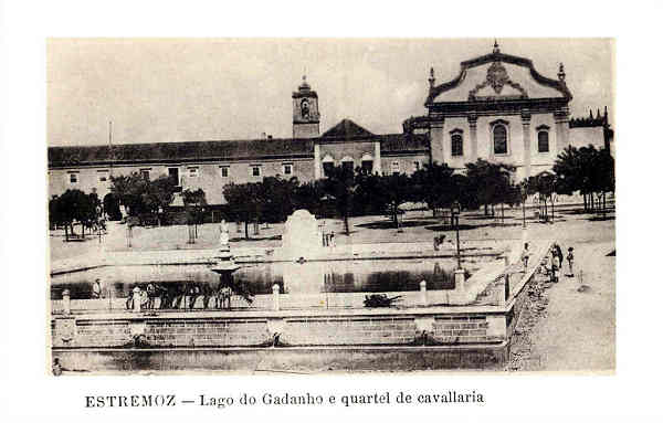 SN - ESTREMOZ. Largo do Gadanho e Quartel de Cavallaria - Edio Alberto Malva, Rua da Madalena 23, Lisboa (cerca de 1920) - Dim. 14,1x9 cm - Col. A. Monge da Silva.