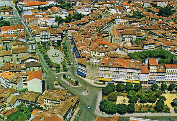 N. 533 - GUIMARES - PORTUGAL  Largo do Toural - Ed. Centro de Caridade "N. Sr. do Perptuo Socorro" - PORTO Foto area Estdios Tavares da Fonseca - SD - Dim. 14,6x10,1 cm - Col. Manuel Bia (1969)