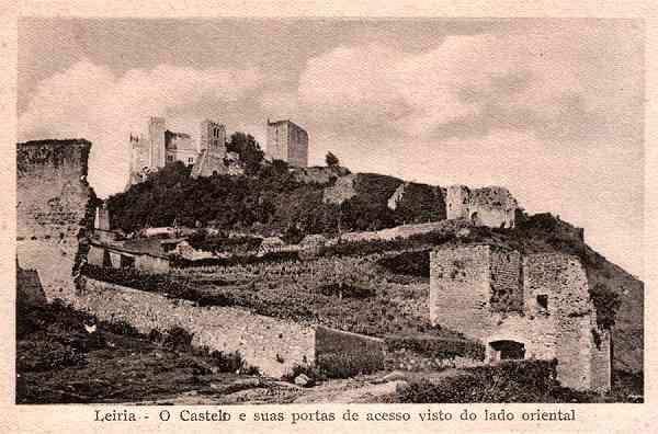 S/N - LEIRIA-O Castelo e suas portas de acesso visto do lado oriental - Editor Comsso de Iniciativa - S/D - Dimenses: 14x9 cm. - (Circulado em Dez. 1944) - Col. R. Gaspar.