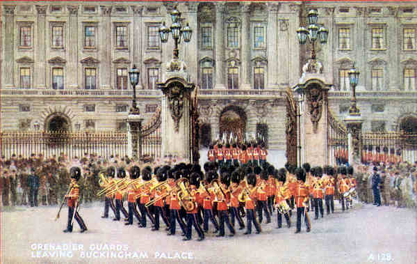 A128 - London, Granadier Guards leaving Buckingham Palace - Reedio de Valentine & Suns em 1951 - Dim. 13,9x8,8 cm - Col. Amlcar Monge da Silva (cerca de 1920)