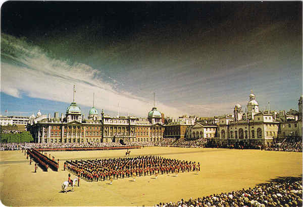 L35 - LONDON - Trooping the Colour Horse Guards Parade - Ed. Nutshell Cards Ltd 01-8714202 Photography Dick Scoones Printed in England - SD - Dim. 14,9x10 cm - Col. Manuel Bia (1986)