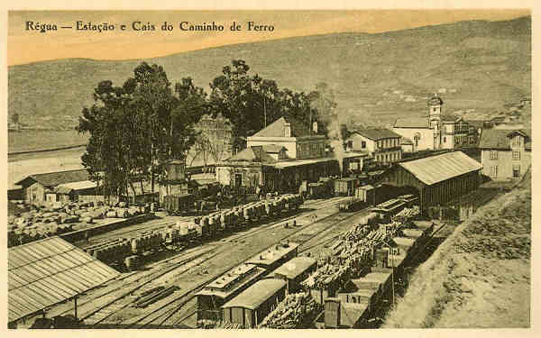 S/N - Rgua: Estao e cais do Caminho de Ferro - Clich e edio de Antnio Jos Rosdrigues, Armazens de Lisboa, Rgua - S/D - Dimenses: 14x8,9 cm. - Col. Aurlio Dinis Marta.