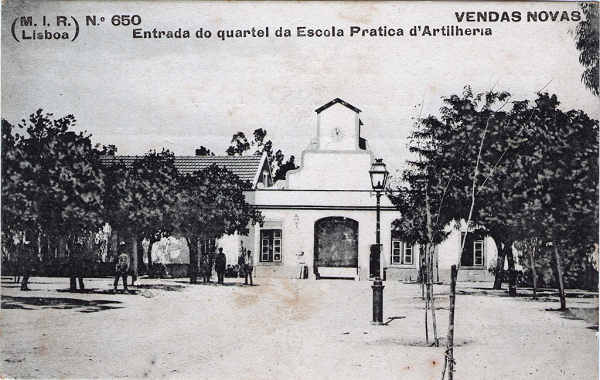 N. 650 - Entrada do quartel da Escola Pratica d'Artilheria - Edio M.I.R., Lisboa - Dim. 139x89 mm - Col. A. Monge da Silva