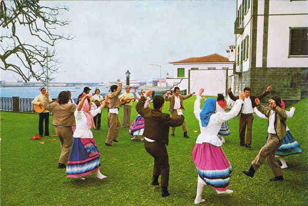 N.º 34 - S. MIGUEL (Açores) Grupo Folclórico - Ed. Fotografia Nóbrega, Lda, Ponta Delgada - S. MIGUEL - AÇORES - Lito Of. Artistas Reunidos, Porto - SD - Dim. 15x10,4 cm. - Col. Manuel Bóia (1981).