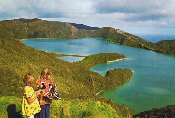 N.º 81 - S. MIGUEL (Açores) Lagoa do Fogo - Ed. Fotografia Nóbrega, Lda, Ponta Delgada - S. MIGUEL - AÇORES - Lito Of. Artistas Reunidos, Porto - SD - Dim. 15x10,4 cm. - Col. Manuel Bóia (1981).