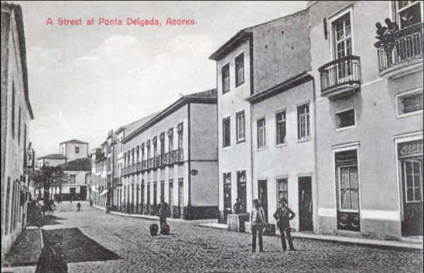 SN - SÃO MIGUEL. Ponta Delgada, uma rua - Edição anónima - Dim. 13,7x8,9 cm - Col. A. Monge da Silva (cerca de 1910)