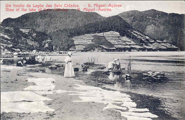 N 29 - SO MIGUEL. Sete Cidades. Lavadeiras na Lagoa - Edio Casa Havaneza - Dim. 13,5x8,9 cm - Col. A. Monge da Silva (cerca de 1908)