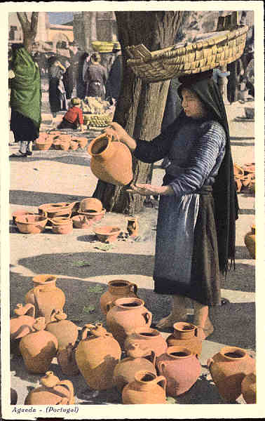 N. 114 - gueda, Portugal. Cntaros de barro, no mercado - Edio de C. Conseil de Vasconcelos - Tabacaria Africa, Porto - SD - Dim. 14x9 cm. - Col. nio Semedo