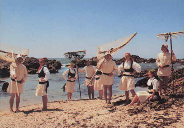 N 2/8 - Sargaceiros com utenslios de trabalho. Aplia, Esposende - Portugal - Ed. Grupo dos Sargaceiros da Casa do Povo de Aplia, 4740 Esposende - SD - Dim. 14,8x10,3 cm. - Col. nio Semedo