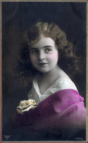 N 34302,5 - Menina com rosa ao peito com lantejoulas coladas - Edio NBC, Espanha, serie 6967 - Dim. 13,7x8,6 cm - Col. Amlcar Monge da Silva (cerca de 1910)