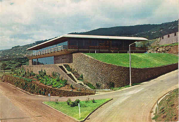 N. 127 - Matur  gua de Pena Machico  Club Internacional de Bridge Ilha da Madeira Portugal - Ed. PERESTRELLOS-PHOTOGRAPHOS Impresso da Noruega - SD - Dim. 14,8x10,3 cm. - Col. Manuel e Ftima Bia (1975).