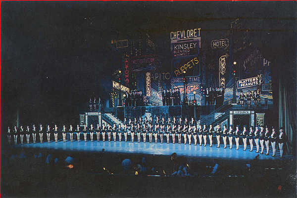 N 83729 - The Great White Way at Radio City Music Hall - Editor Rockefeller Center, New York - Dim. 22,8x15,2 cm - Col. A. Monge da Silva (cerca de 1970)