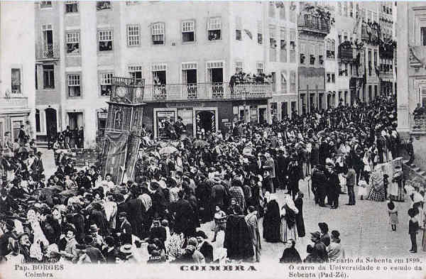 Col. A, 26 - Festejos e centenrio da Sebenta em 1899. Carro da Universidade e o estudo da Sebenta (Pad - Z) - Pap. Borges, Coimbra - Dim. 137x90 mm - Col. A. Monge da Silva (cerca de 1905)