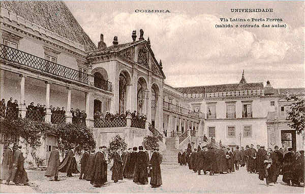 K. 3 - Via Latina e Porta Ferrea (sahida e entrada das aulas) - Pap. Borges, Coimbra - Dim. 138x87 mm - Col. A. Monge da Silva (cerca de 1905)