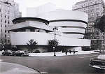 SN - GUGGENHEIM MUSEUM, New York, 1943-59 Exterior view - Ed. The Solomon R. Guggenheim Foundation, New York Photo: Robert E. Mates 2011 SRGF, NY Printed in USA - Dim. 15,3x10,8 cm - Col. Ftima Manuela Bia (2011)