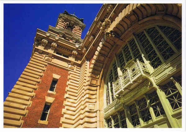 N 53935 - The towers of the Main Building on Ellis Island rise 134 feet. The historic copper domes have been reproduced as part of the recent restoration effort which was completed in September 1990. - Ed. Impact www.impactphotographics.com Photographer - Jon Ortner, 2009 - Dim. 15x10,7 cm - Col. Ftima Manuela Bia (2011)