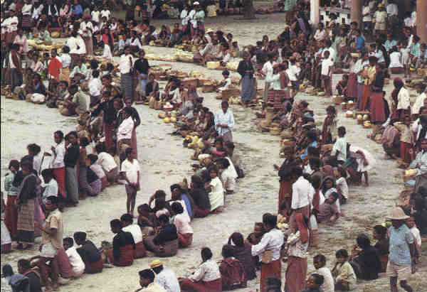 N 6 - TIMOR. Bazar em Venilale - Edio Movimento Nacional Feminino - 15,0x10,5 cm - Col. A. Monge da Silva (1970)