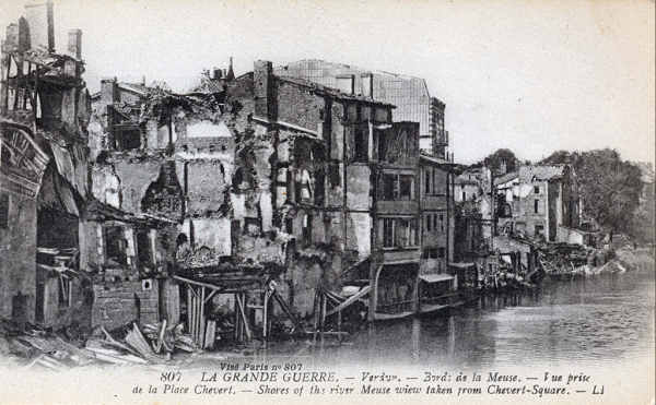 807 - La Grande Guerre. Verdun, Bord de la Meuse - Vue prise de la Place Chevert - Edition  Lev, Fils & Cie , Paris - Dim. 140x87 mm . Col. A. Monge da Silva (cerca de 1920)