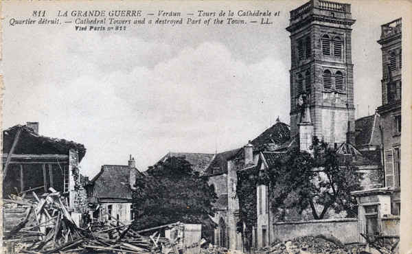 811 - La Grande Guerre. Verdun, Tours de la Cathdrale et Quartier dtruit - Edition  Lev, Fils & Cie , Paris - Dim. 140x87 mm . Col. A. Monge da Silva (cerca de 1920)