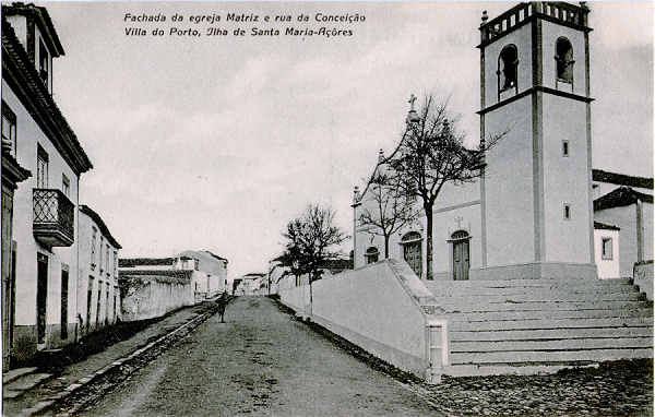 SN - Villa do Porto, Fachada da egreja Matriz e rua da Conceio - Editor desc. - Dim. 138x90 mm - Col. A. Monge da Silva (+- 1910)