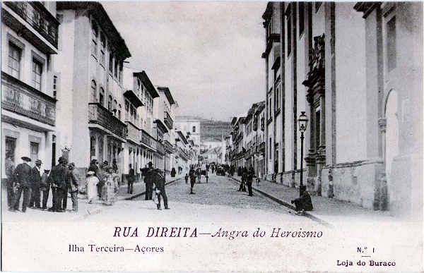 N 1 - Angra do Heroismo, Rua Direita - Edio da Loja do Buraco - Dim. 137x88 mm - Col. A. Monge da Silva (c. 1905)