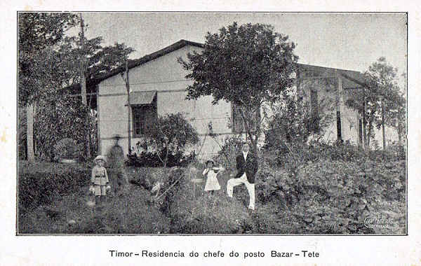 SN - Timor - Residncia do chefe do posto Bazar-Tete - Edio da Circunscrio Civil de Liquia -  SD - Dim. ??x?? cm - Col. Monge da Silva (Cerca de 1925)