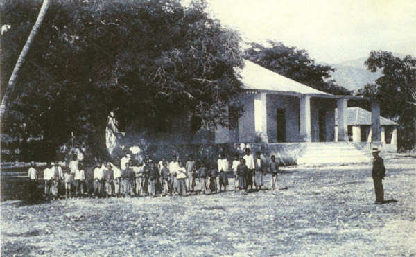 SN - Timor Portugus - Escola de Manatuto - Edio da Misso - SD - Dim. ??x?? cm - Col. Monge da Silva (Cerca de 1927)