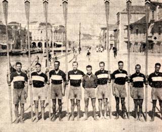 Num cenrio tipicamente aveirense, uma tripulao gloriosa - a equipa dos Galitos que representou Portugal nos Jogos Olmpicos.