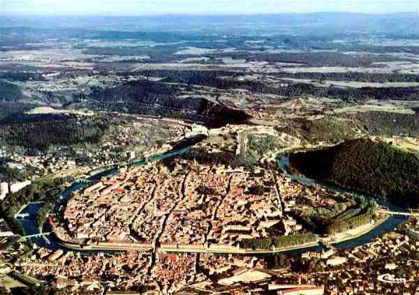 S/N - Besanon (Doubs) Vue arienne - La boucle du Doubs - Edio Combier Imprimeur Mcon 25.056 - CIM - Dimenses: 15x10,5 cm. - Col. HJCO (1979).