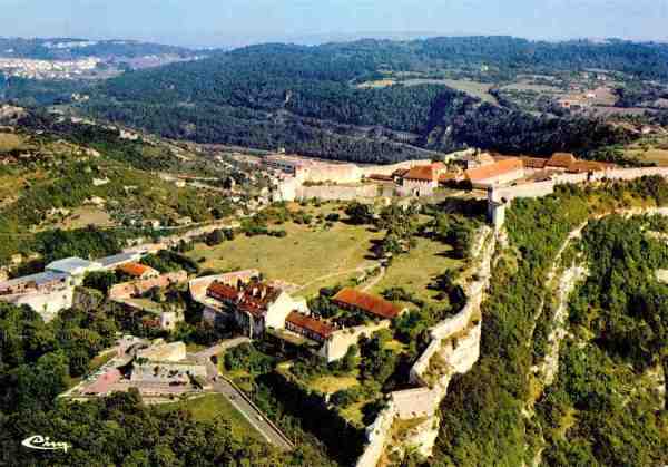 S/N - Besanon (Doubs) Vue arienne - La Citadelle. Oeuvre de Vauban, ... (XVII e s.)... - Edio Combier Imprimeur Mcon 25.056 - CIM - Dimenses: 15x10,5 cm. - Col. HJCO (1979).