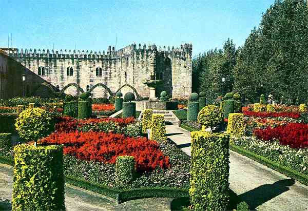 N. 28 - BRAGA-PORTUGAL: Jardim de Santa Brbara. Ao fundo, antigo Pao Arquiepiscopal; hoje Biblioteca Municipal - Edio Centro de Caridade "Nossa Sr do Perptuo Socorro", Porto - S/D - Dimenses: 14,9x10,3 cm. - Col. HJCO