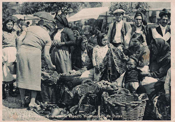 S/N - Portugal-Caldas da Rainha Interessante aspecto do mercado de frutas - Editor Fernando Daniel de Sousa - Editado em 1944 - Dimenses: 15,0x10,5 cm. - Col. Miguel Chaby