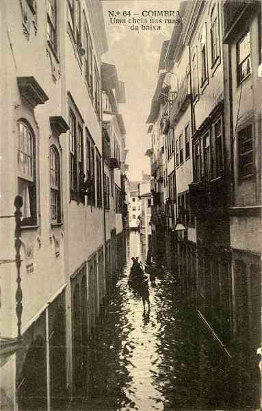 N. 64 - Coimbra: Uma cheia nas ruas da baixa - Edio da Havaneza Central, Rua Visconde da Luz, 2 a 6 Coimbra - S/D - Dimenses: 8,7x13,7 cm. - Col. Aurlio Dinis Marta.