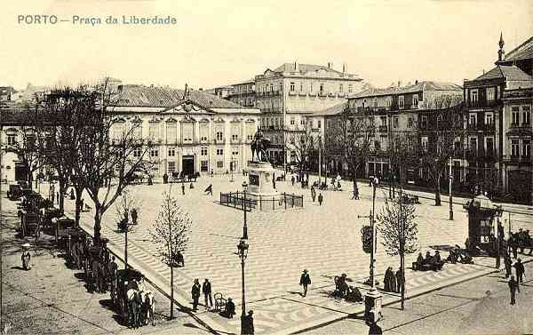 S/N - Porto-Praa da Liberdade - Sem indicao do editor - S/D - Dimenses: 13,9x8,7 cm. - Col. Aurlio Dinis Marta. [Apresenta atrs os dizeres: UNION POSTALE UNIVERSELLE-PORTUGAL, espaos delimitados para escrita e direco e valores das franquias: Portugal e Hespanha 10 Rs; Estrangeiro 20 Rs.]