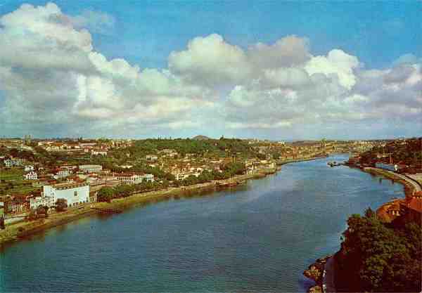 N. 13 - PORTO (Portugal): Um trecho do rio Douro e vista parcial - Edio LIFER, Porto - Fotografia da FISA - S/D - Dimenses: 14,7x10,2 cm. - Col. Ftima Bia.