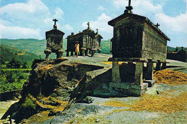 N. 502 - SERRA DE SOAJO - PORTUGAL Espigueiros tpicos - Ed. Centro de Caridade "Nossa Senhora do Perptuo Socorro" - PORTO - S/D Dim: 14,9x10,4cm. - Col. Manuel Bia.